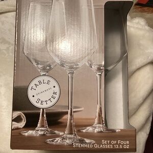 Set a four stemmed glasses
